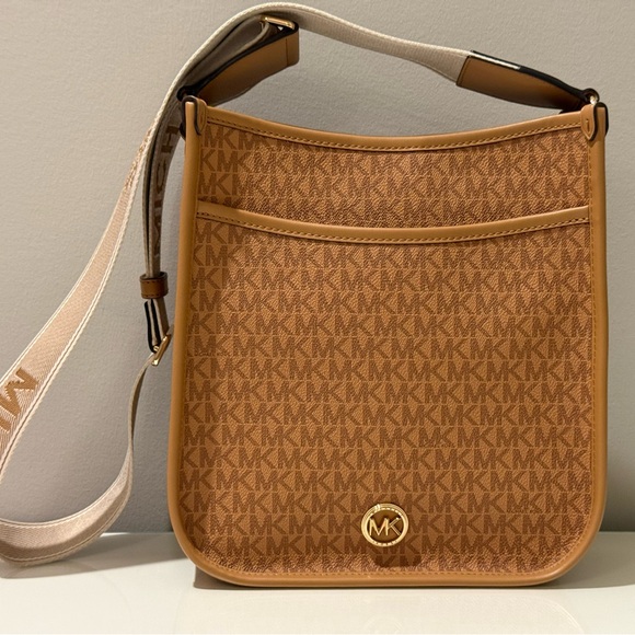 Authentic Michael Kors Luisa Large Signature Logo Messenger Bag - Picture 1 of 10